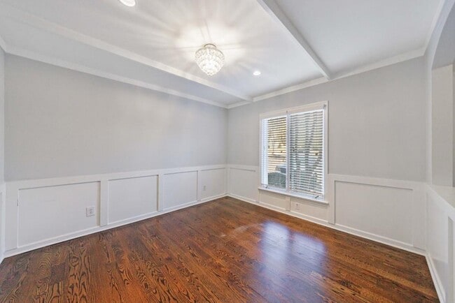 Building Photo - 13 Ivy Square Northeast
