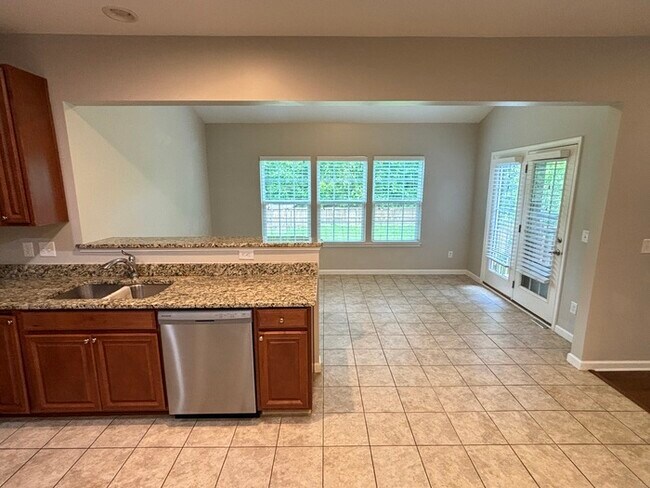 Building Photo - Fairway Farms home close to Vietnam Vetera...