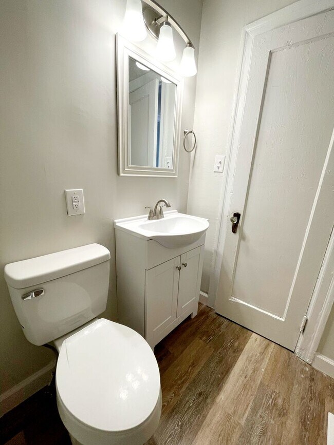 Building Photo - 2 Living Area's & 2 Car Garage - Near MSU, OTC W/ Silver Springs Park in Your Back Yard