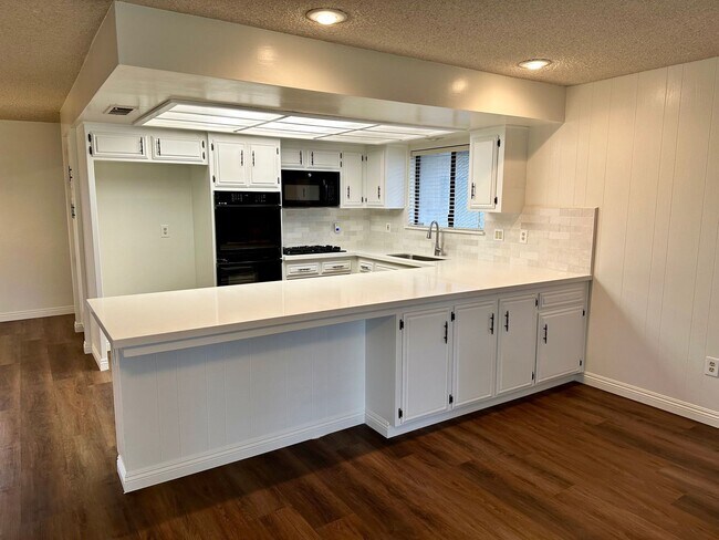 Building Photo - 9913 Spring Oak Dr