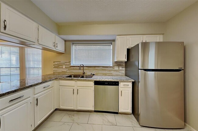 Building Photo - 2615 Silver Falls Dr