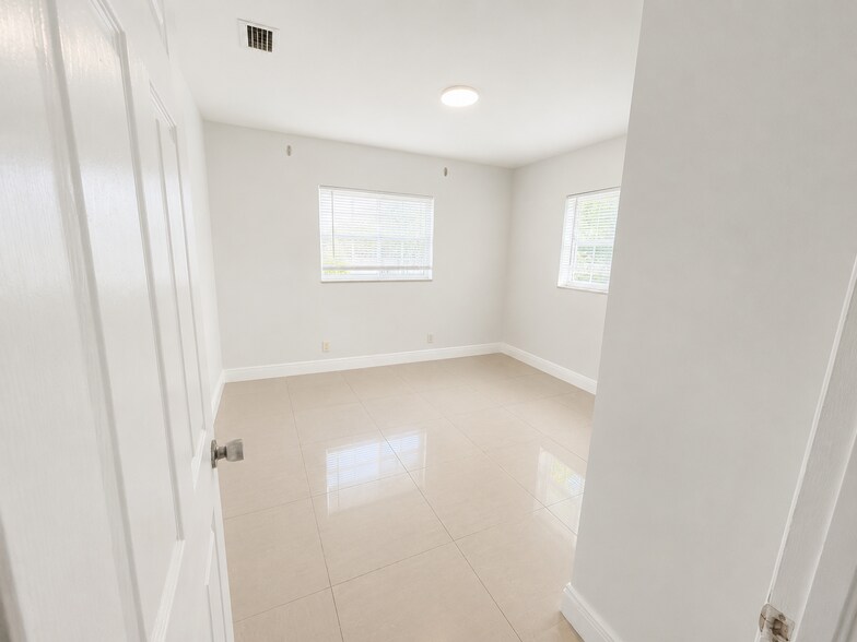 Building Photo - 1306 S 29th Ave