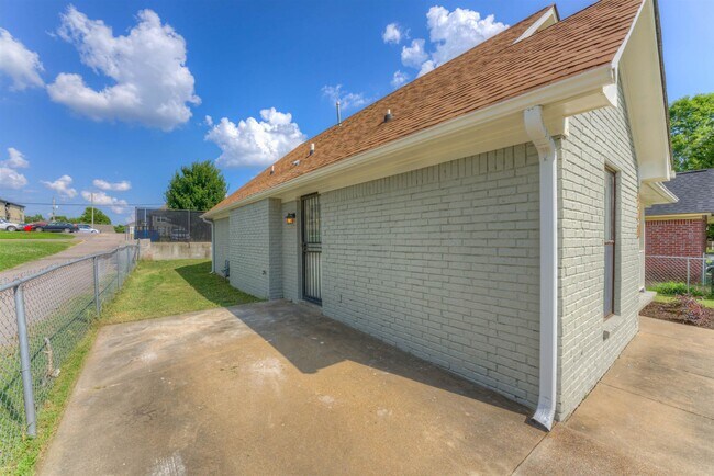 Building Photo - 548 N 6th St