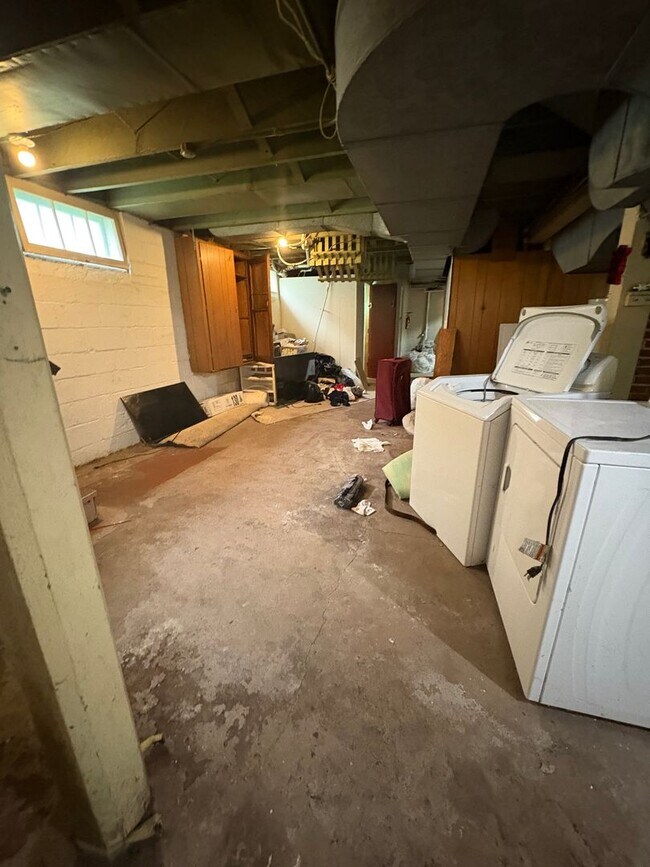 Building Photo - Large 4 Bedroom 1.5 Bathroom Apartment