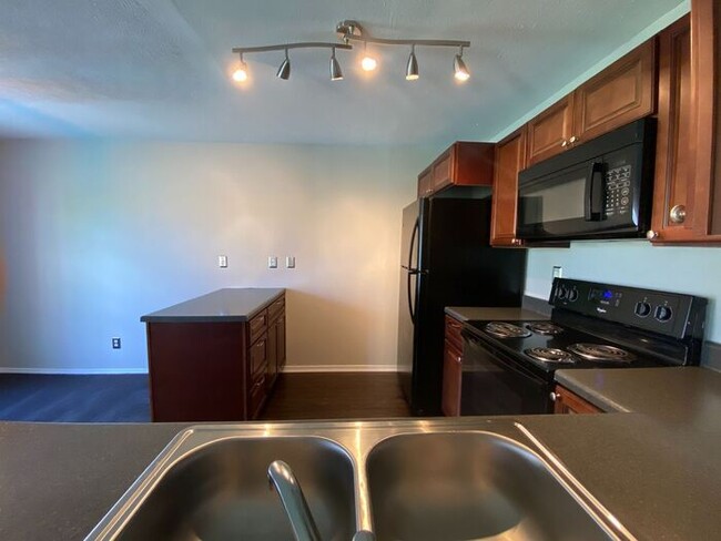 Building Photo - Now Available - 2 Bed 2 Bath House in Brit...