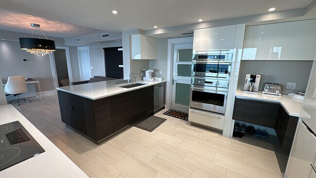 Building Photo - 333 NE 21st Ave