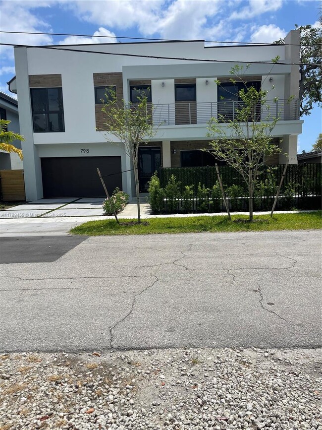 Building Photo - 798 SW 8th Way