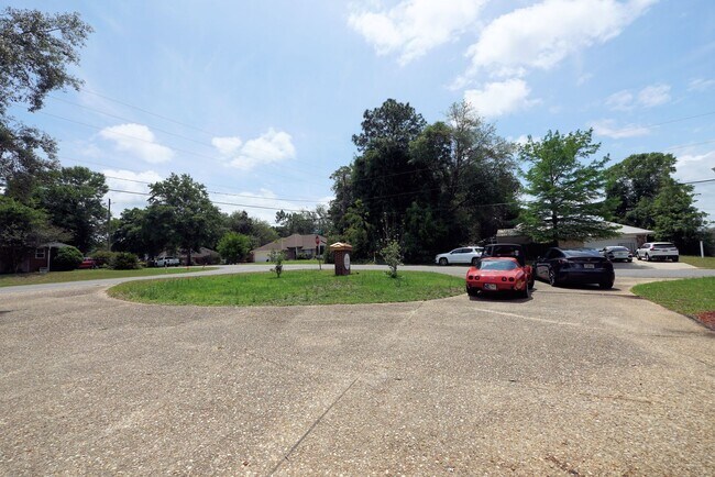 Building Photo - South Crestview Location with SOLAR PANELS
