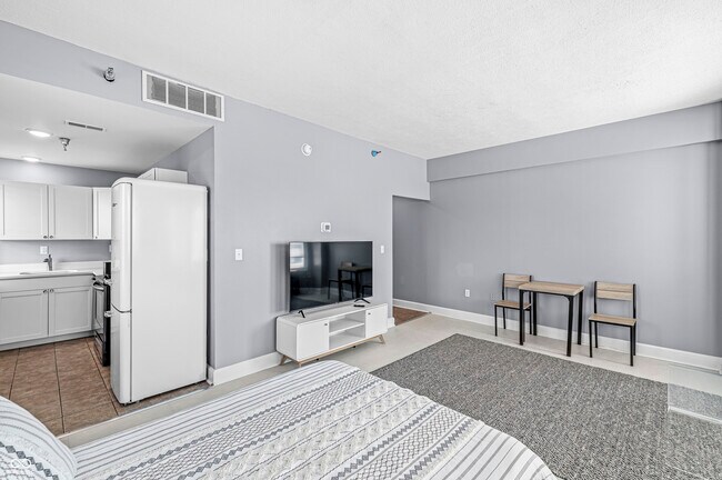 Building Photo - 230 E 9th St