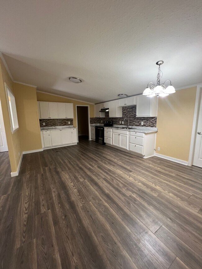 Building Photo - Remodeled 5 Bed | 2 Bath Mobile Home on Ha...