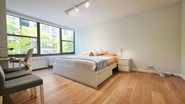 Building Photo - 360 W Wellington Ave