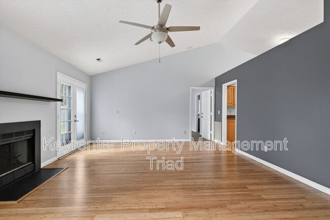 Building Photo - 10 Manor Ridge Ct