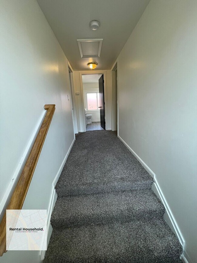 Building Photo - 24 E Alexis Ave