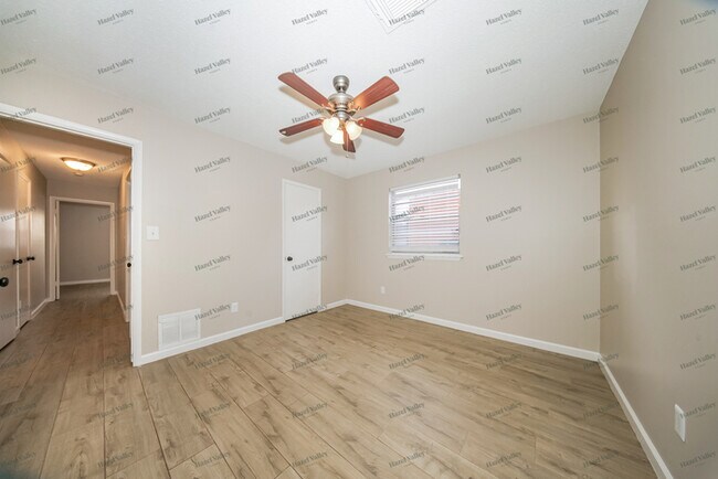 Building Photo - 1329 McGregor Dr