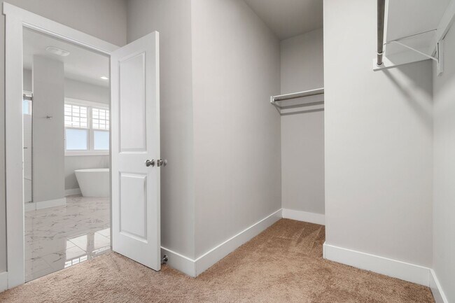 Building Photo - 500 Kings Lake Wy