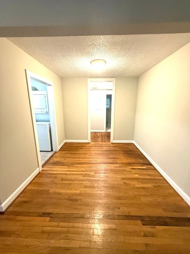 Building Photo - ** 1 Bed 1 Bath located In Capitol Heights...