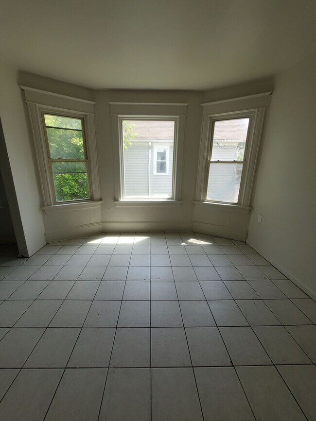 Building Photo - 608-610 W Burleigh St. (Duplex)