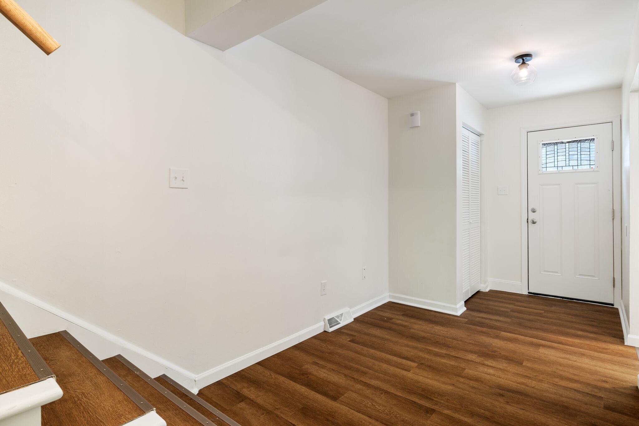 Building Photo - 215 Oakview Dr