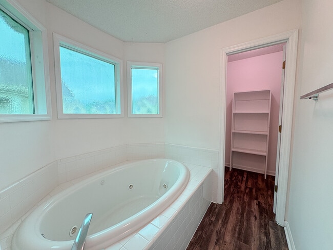 Building Photo - 7 Clayton Ln