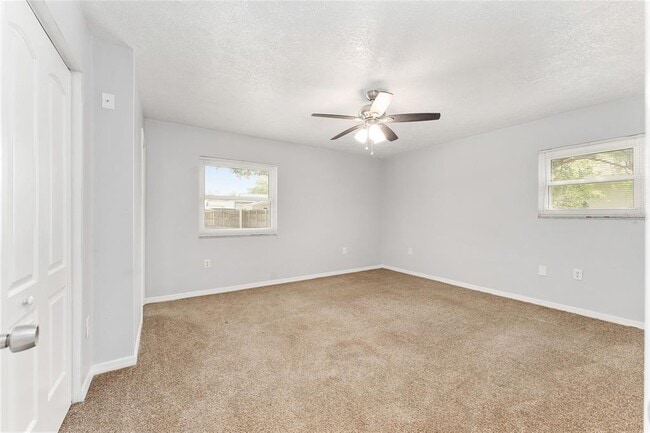 Building Photo - 4505 SE 12th Pl