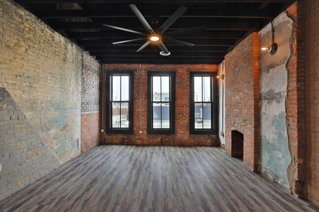 Building Photo - 370 S Washington Ave