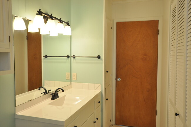 Building Photo - COMING SOON! 3 Bedroom 1.5 Bath Rental in ...