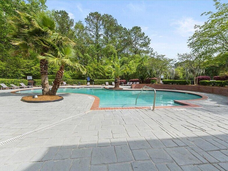 Building Photo - 700 Daniel Ellis Dr