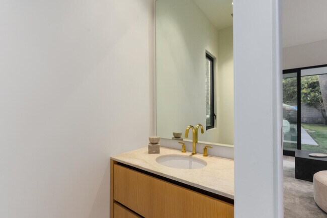 Building Photo - 5311 E Mitchell Dr