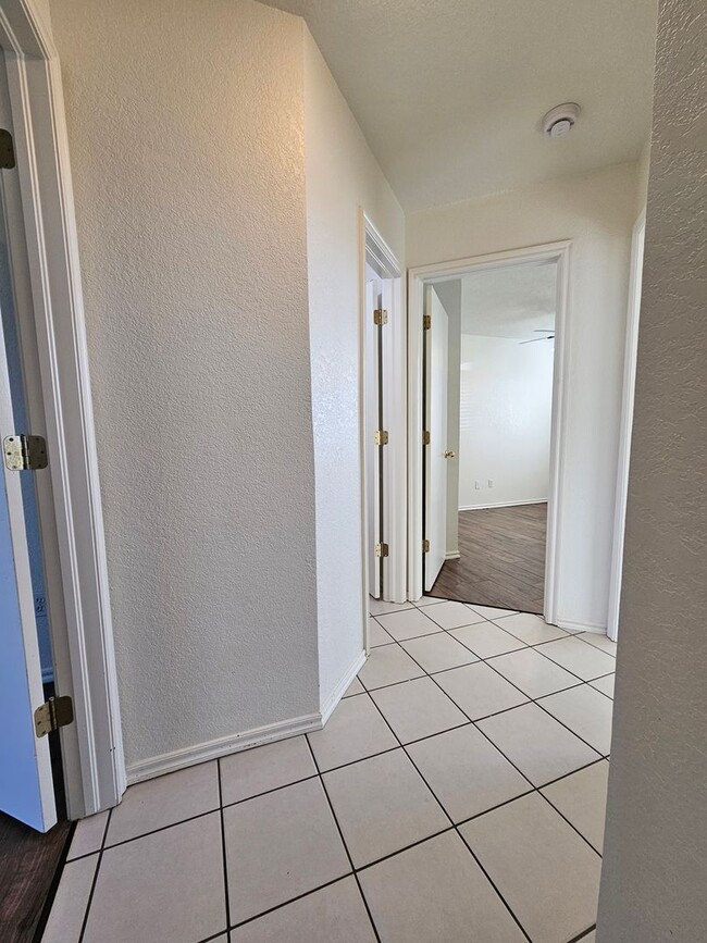 Building Photo - (3) Bed/(2) Bath East Norman Avail NOW!