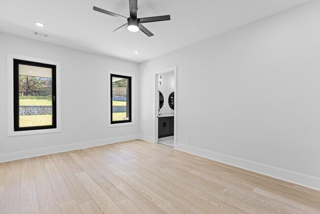 Building Photo - 555 Versailles Dr