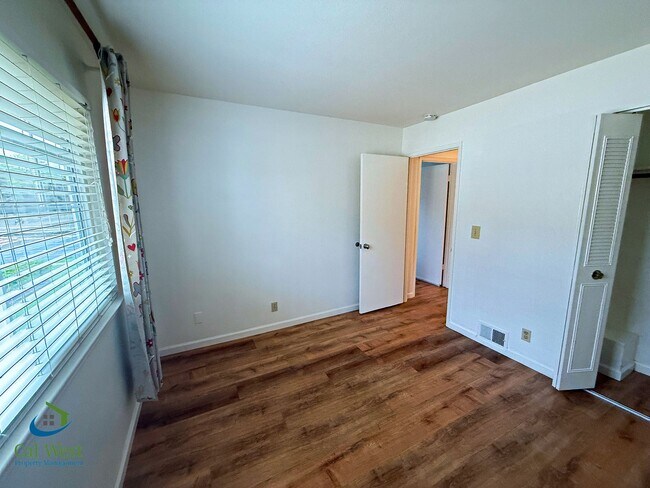 Building Photo - $2695 - 2 Bed/1 Bath Townhome in North San Jose-Near Lightrail