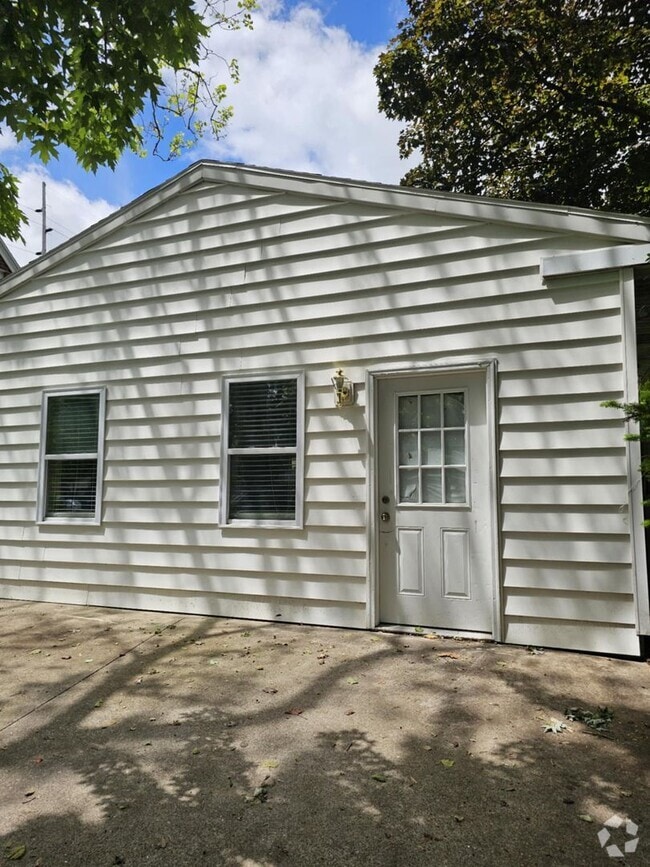 Building Photo - One Bedroom near BGSU Campus