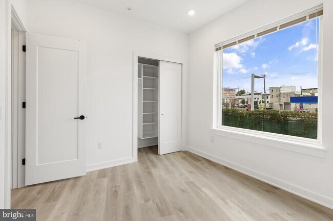 Building Photo - 2046 E Lehigh Ave