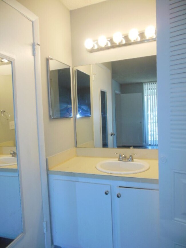Building Photo - ONE BEDROOM ONE BATHROOM !! WATERFRONT COM...