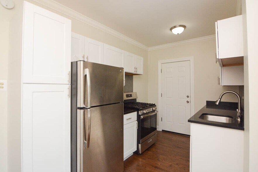 Building Photo - 3833 N Greenview Ave