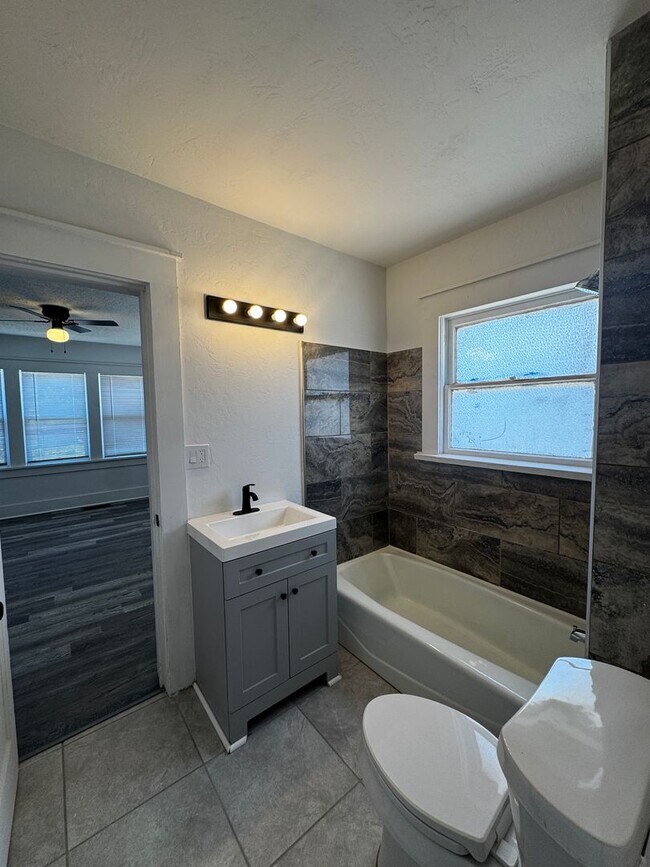 Building Photo - Adorable home located near Amarillo College 3/1/1
