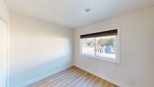 Building Photo - 208 W Broadbent Dr