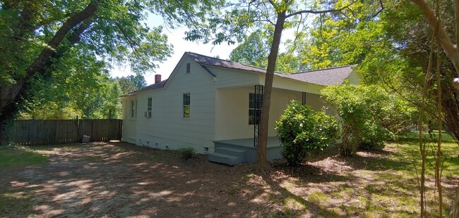 Building Photo - Bright, newly painted  2-3 Bed, 2 Bath Hom...