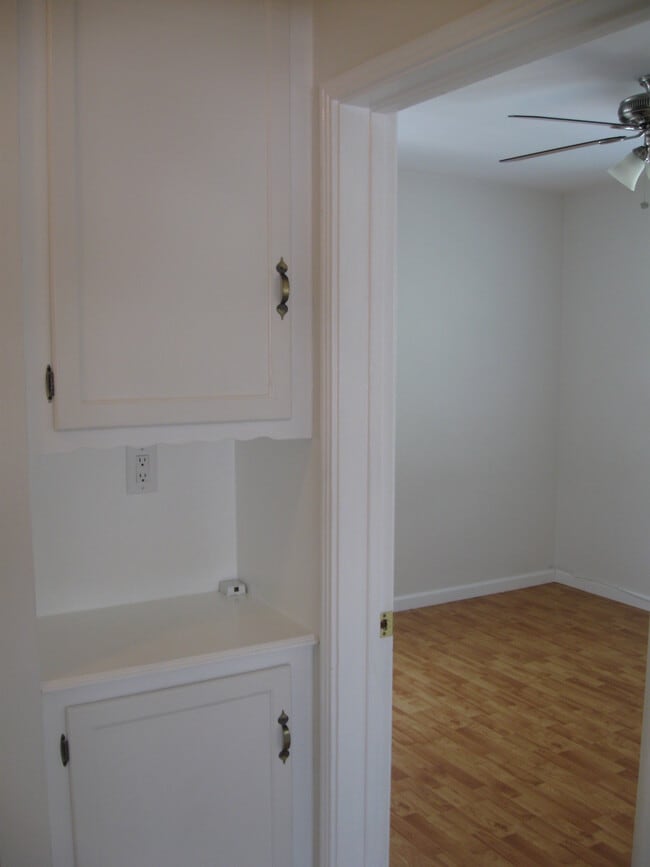 Hallway Nook - 5592 Kinston Ave