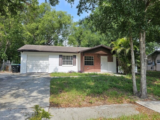Primary Photo - Cozy 3 Bedroom 2 bathroom Home in Prime Or...