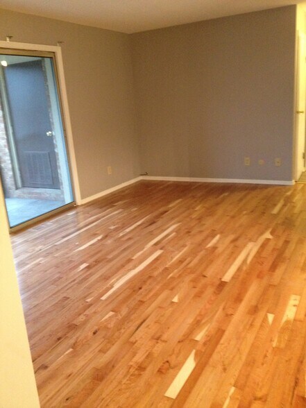 Building Photo - 991 Manor Ln
