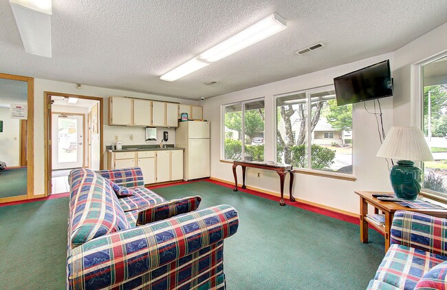 Building Photo - SALMON CREEK ~ WATERS EDGE CONDOS~ LARGE 2 Bd 2.5 Ba!