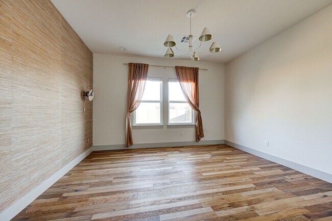 Building Photo - Unique home in OKC