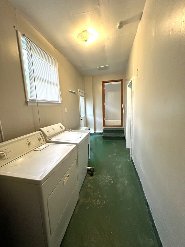 Building Photo - IMMACULATE ONE LEVEL HOME AVAILABLE IN SUR...