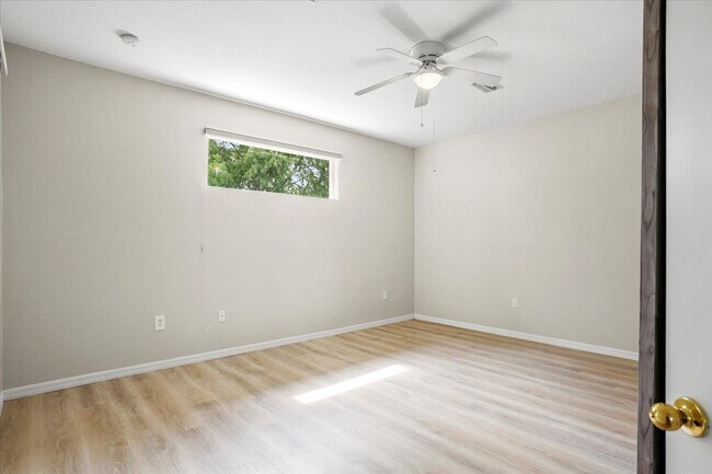 Building Photo - 15234 Searobbin Dr