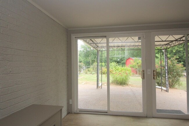 Building Photo - 2203 Ravenwood Dr