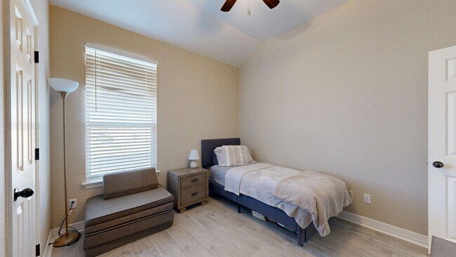 Building Photo - Spacious 4-bedroom, 2.5 bath, 3 car garage...