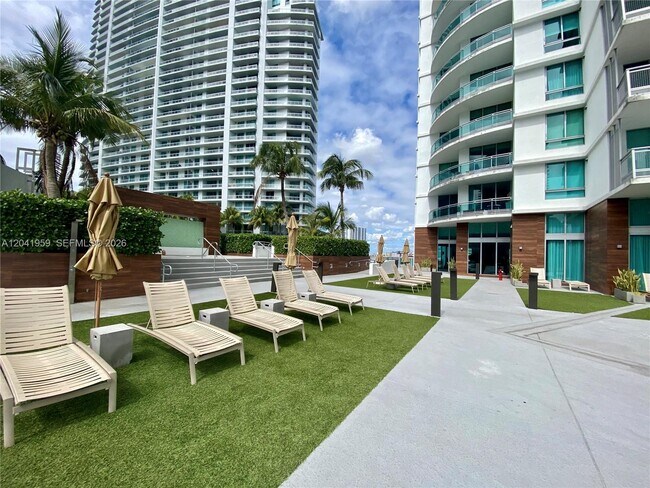Building Photo - 350 S Miami Ave
