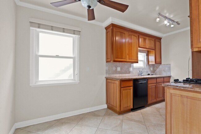 Building Photo - 75 Glendora