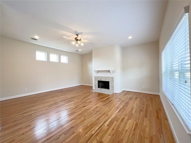 Building Photo - Modern tri-level 3 bed/ 2.5 bath